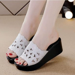 Sandalias peep-toe con tacón de cuña estampado