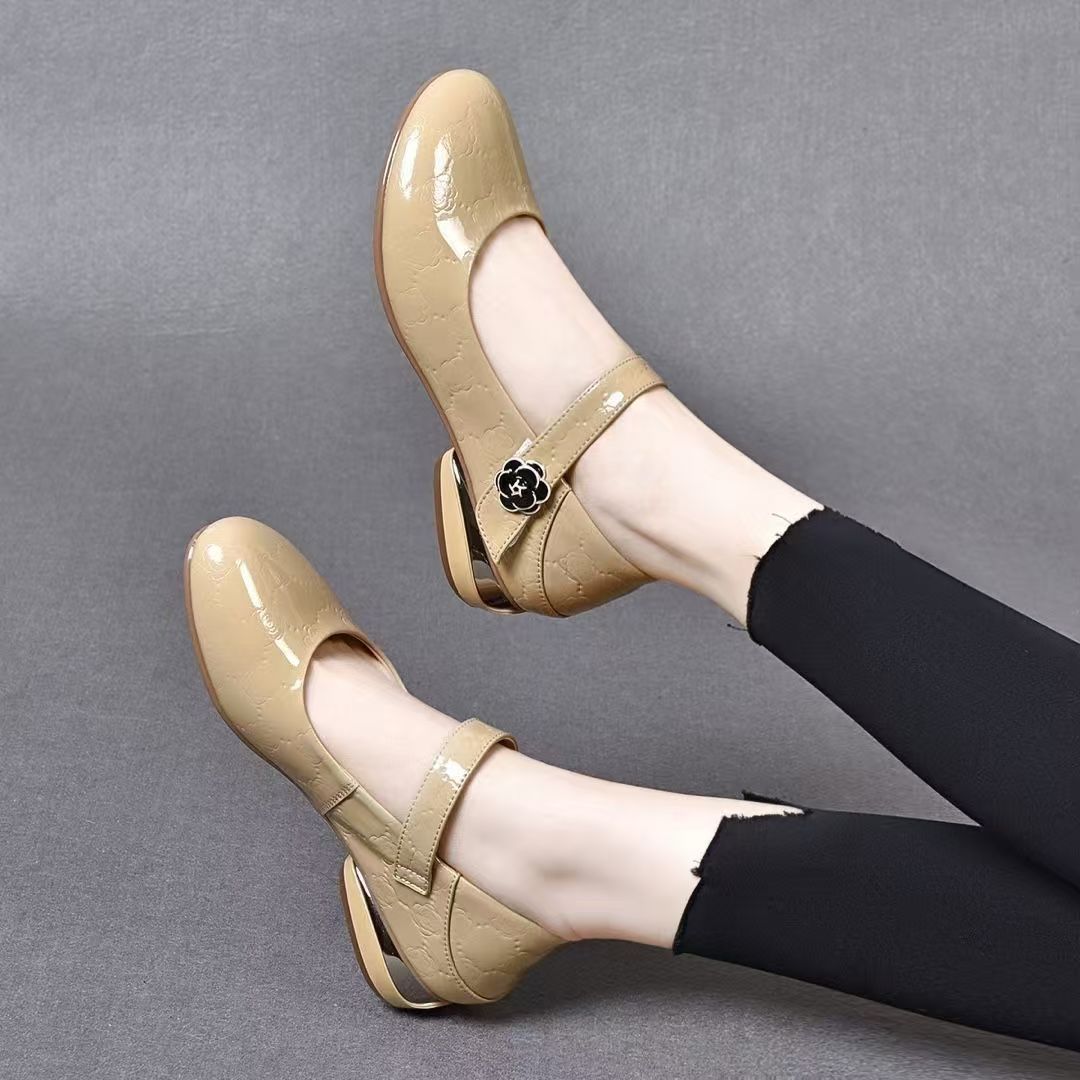 Tacones altos planos y brillantes