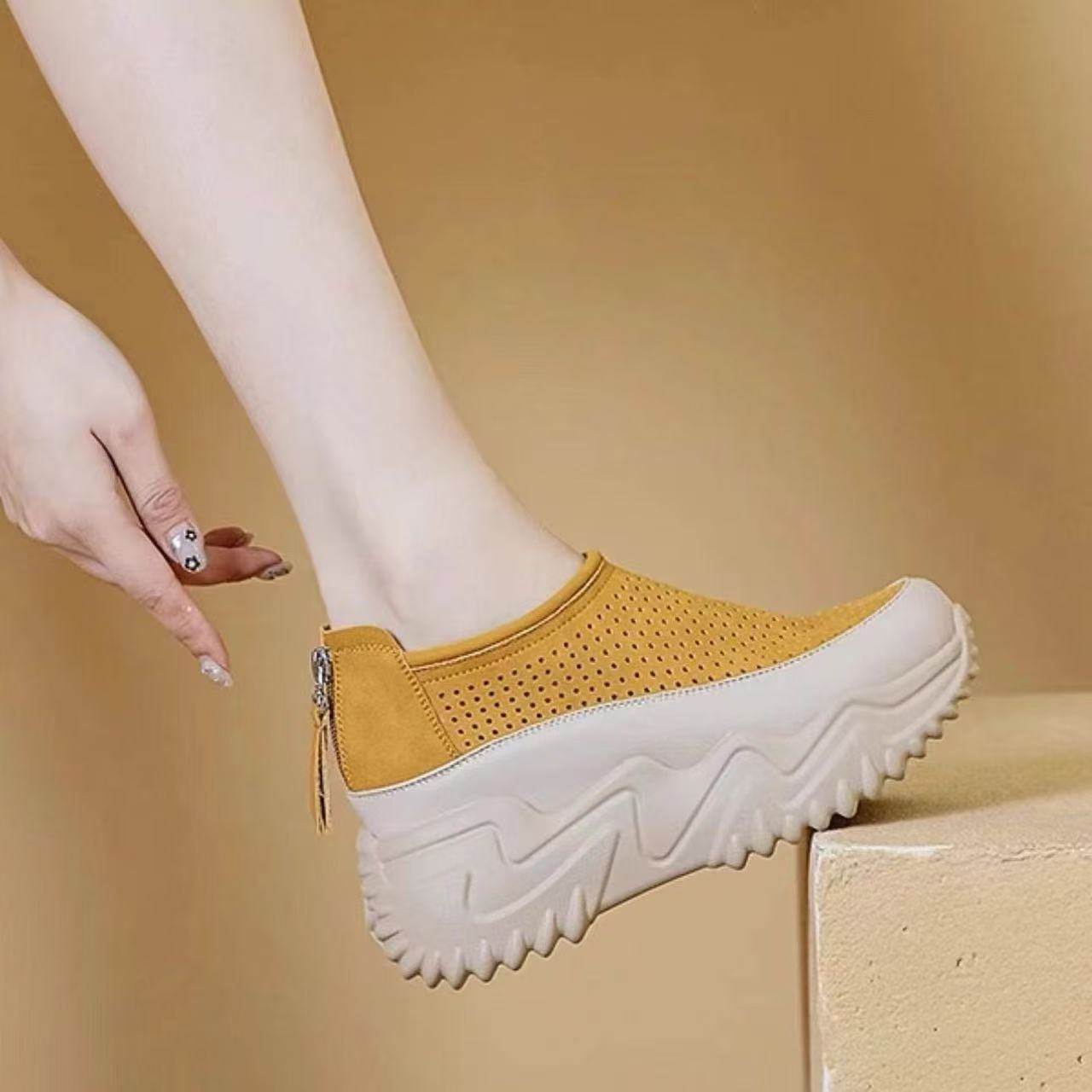 Zapatos casuales de verano con aumento de altura huecos