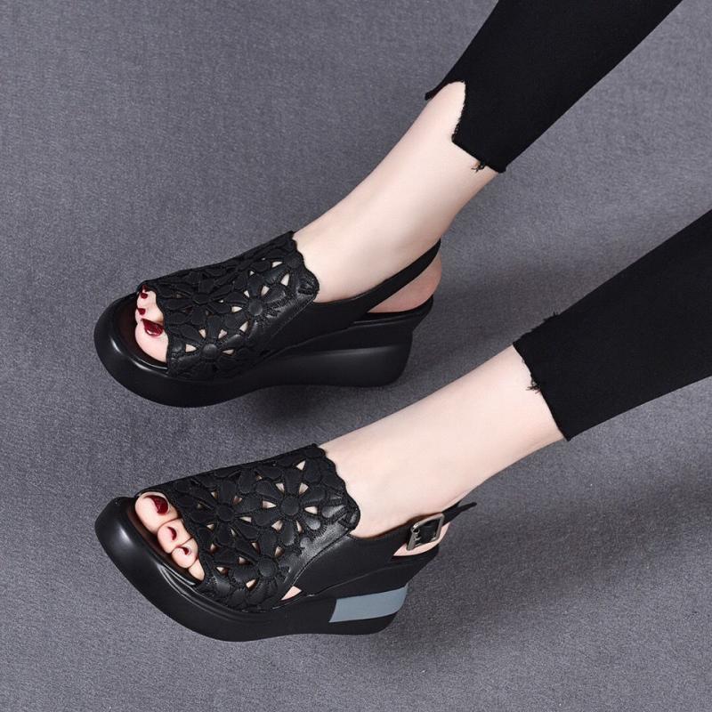 Sandalias con aumento de altura y bordado hueco