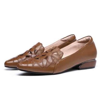 Zapatos de piel huecos y transpirables.
