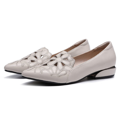 Zapatos de piel huecos y transpirables.