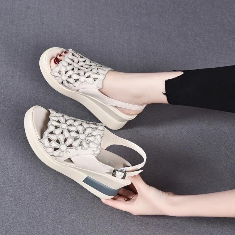 Sandalias con aumento de altura y bordado hueco