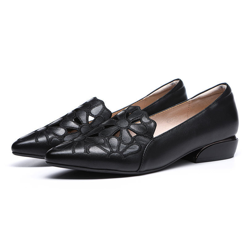 Zapatos de piel huecos y transpirables.