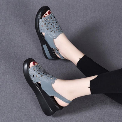 Sandalias con aumento de altura y bordado hueco