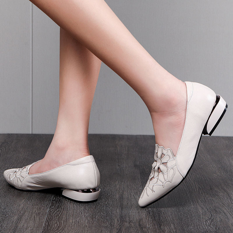 Zapatos de piel huecos y transpirables.