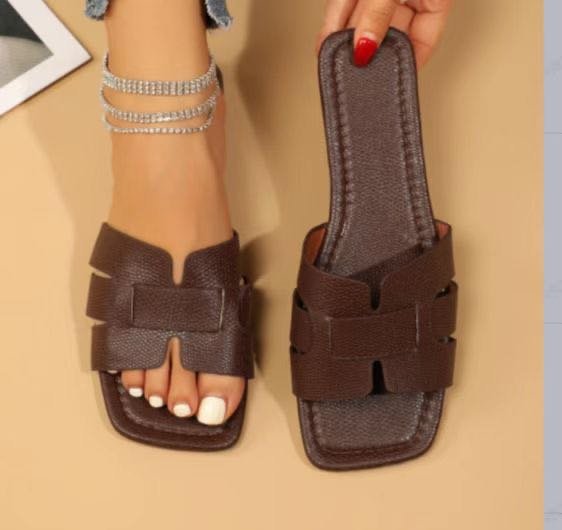 Sandalias simples con punta cuadrada