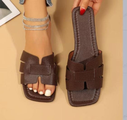 Sandalias simples con punta cuadrada