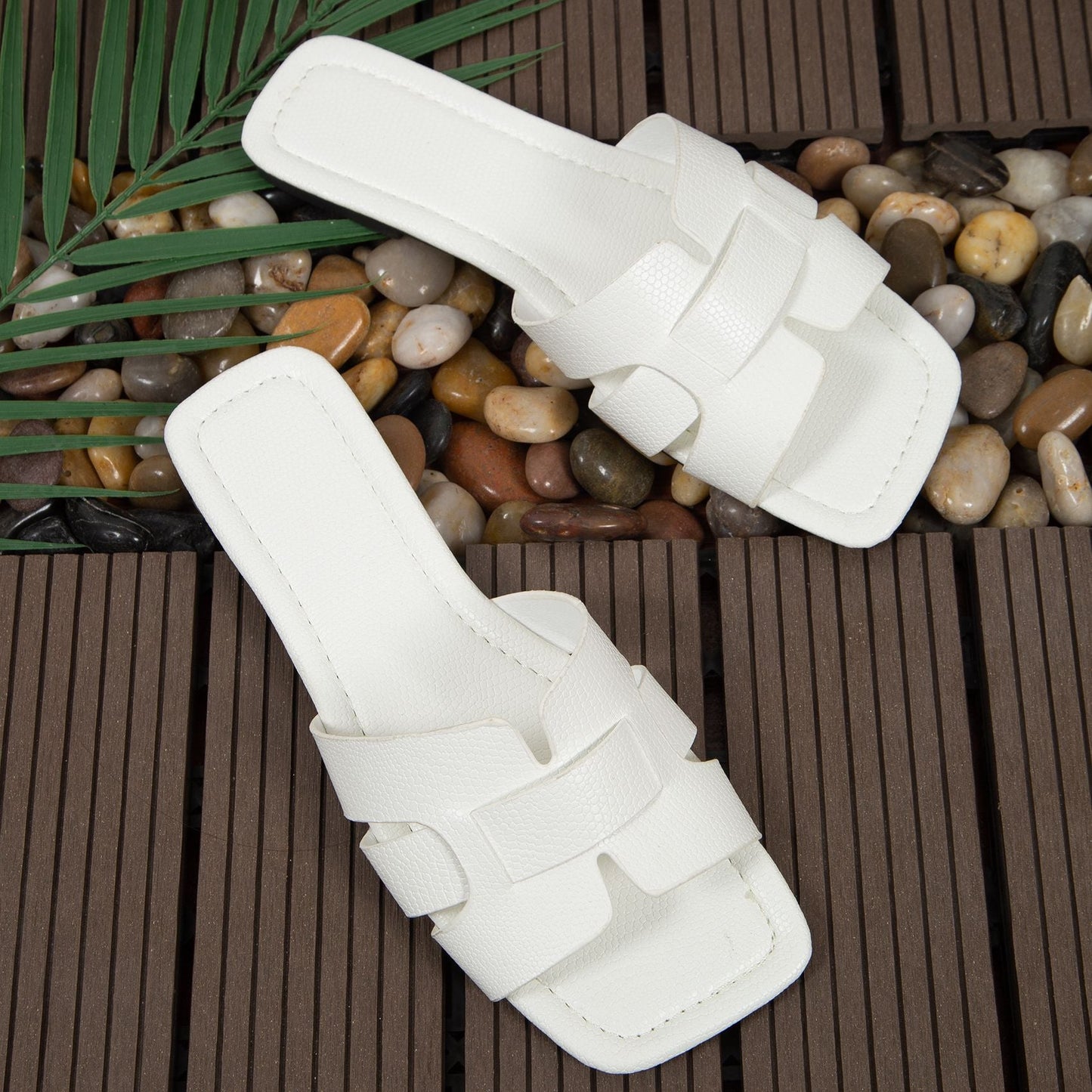 Sandalias simples con punta cuadrada