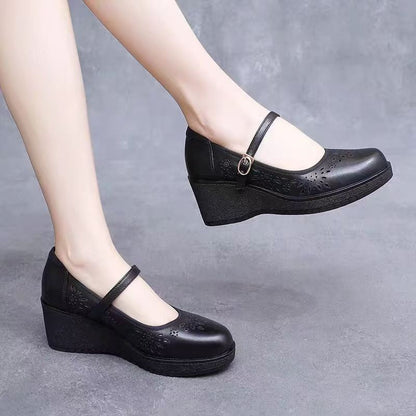 Zapatos de cuero con cuña y agujeros huecos