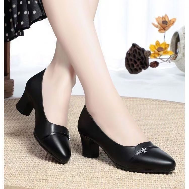 Zapatos de piel suave con tacón medio
